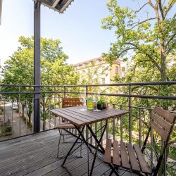 Balcony with dining table Balkon mit Esstisch