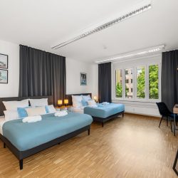 Bohemian bedroom with 2 king-size beds Boho-Schlafzimmer mit 2 King-Size-Betten