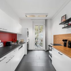Fully equipped kitchen Vollausgestatte Küche mit Kühlschrank, Herd, Backofen, Kaffeemaschine, Toaster, Waschmaschine und Trockner