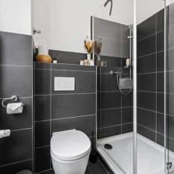 Large bathroom Bad mit Toilette und Dusche