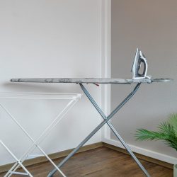 Bügeleisen, Bügelbrett und Wäscheständer