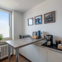 Kaffeebar mit Wasserkocher, Kaffeemaschinen und Teeauswahl.