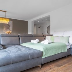Schlafcouch für 2 Personen im Wohnzimmer.
