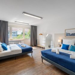 Doppelbettzimmer mit 2 Kingsize-Doppelbetten für 4 Personen.