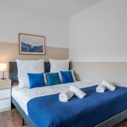 Kingsize-Doppelbett im dunkelblauen Doppelbettzimmer.