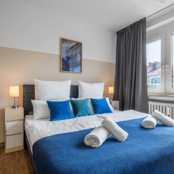 Kingsize-Doppelbett im dunkelblauen Doppelbettzimmer.