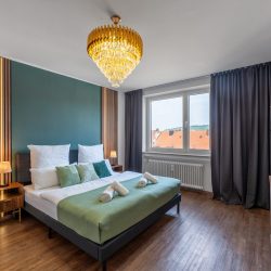 Einzelschlafzimmer mit Kingsize-Doppelbett, 50-Zoll-Smart TV, Gaderobe.