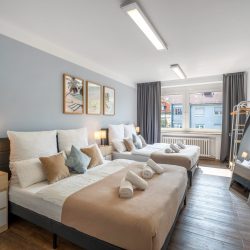 Doppelschlafzimmer mit 2 Queensize-Betten, Standspiegel und Garderobe.