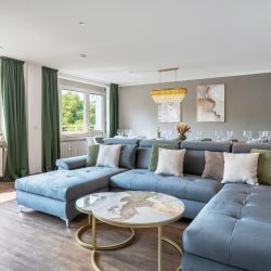 Große Couch - bei Bedarf weiterer Schlafplatz für 2 Personen.