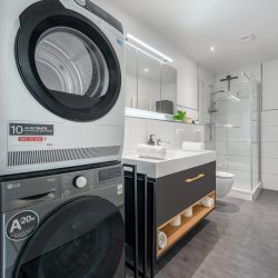 Waschmaschine und Trockner im großen Badezimmer.